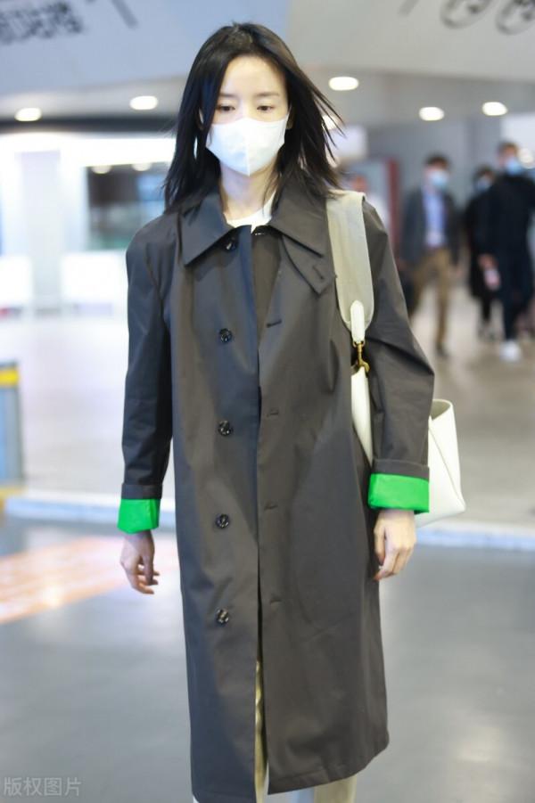 董潔穿黑色小翻領風衣搭配卡其色闊腿長褲，腳踩小白鞋休閒隨性