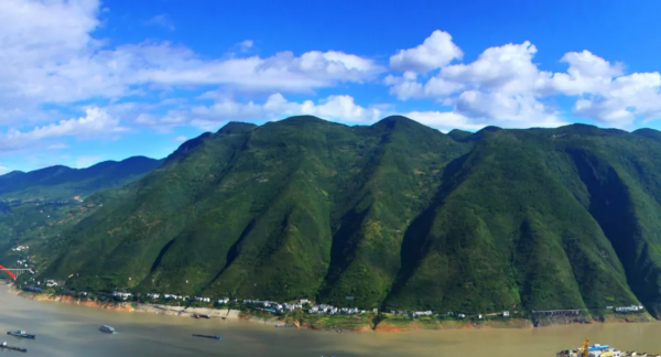 小三峽入口有座明朝古墳，它的守墓人在此住了400年