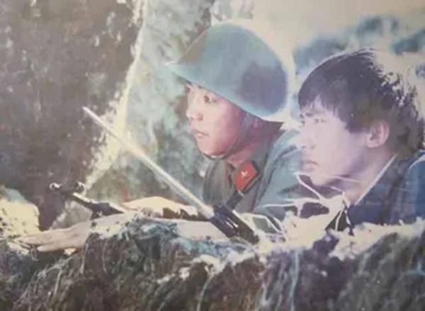 84年，越軍罵陣還朝哨所尿尿，駱科邦一擊將其斃命，越南懸賞3萬