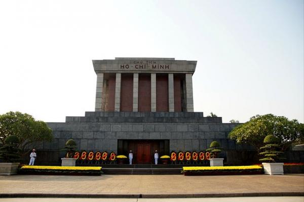 胡志明紀念堂：莊嚴肅穆的靈堂，在當地地位極高