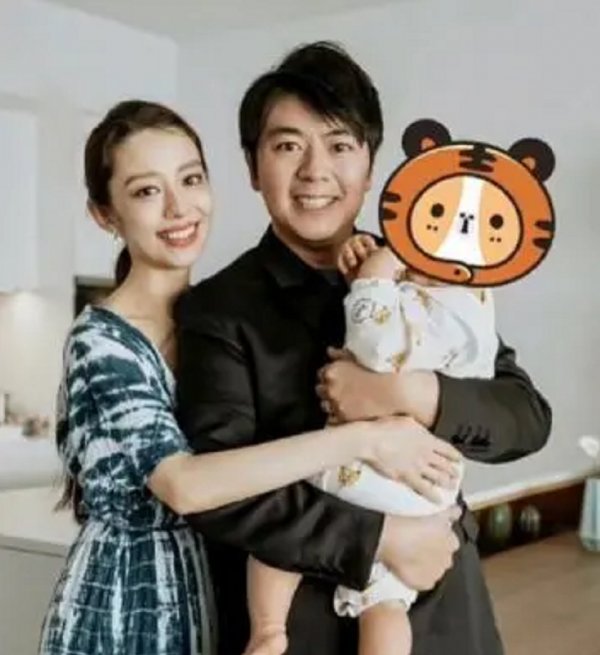 吉娜為兒子慶生好低調！穿v領裙母性光輝擋不住，郎朗抱娃好專業