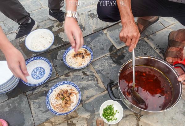 中國最特別的早餐店,溫泉井裡煮米粉,10元一碗你敢吃嗎? 中國最特別的早餐店,溫泉井裡煮米粉,10元一碗你敢吃嗎?