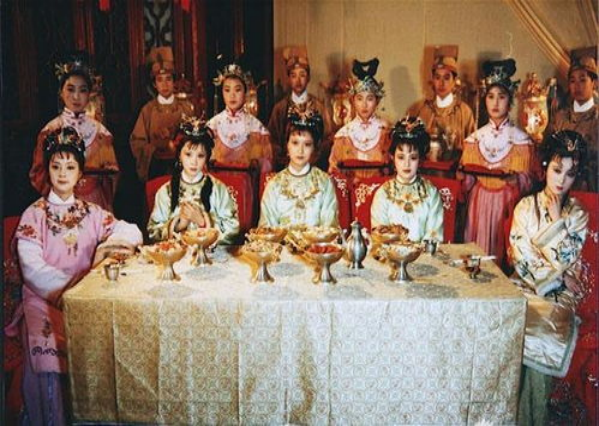 曹雪芹給了她高貴的出身，她卻活成父親的恥辱，一生連名字都沒有