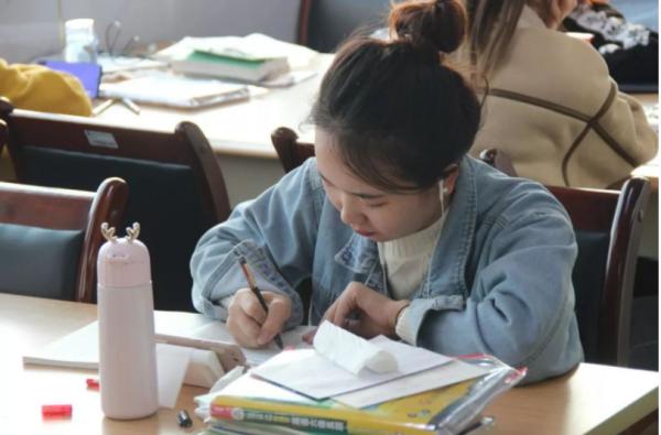 “新型啃老”開始了，家長很難察覺，還以為學生很努力很孝順