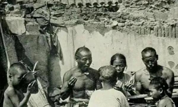 晚清照片：廢墟中的一家老小與官員一家 不滿10歲的一家3口