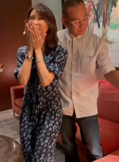 奔五的黎姿看起來狀態好，印花連體褲個性又時髦，越來越有貴婦感