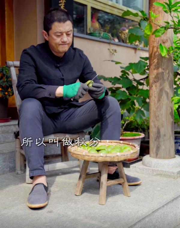 李亞鵬山中迎秋分,坐木凳上剝核桃,手抓蟹肉送嘴裡好吃到皺眉 李亞鵬山中迎秋分,坐木凳上剝核桃,手抓蟹肉送嘴裡好吃到皺眉