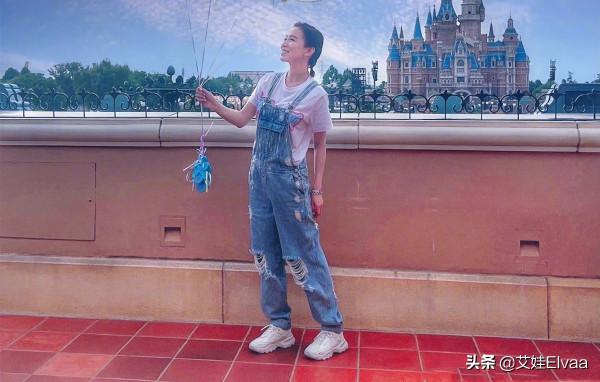 佘詩曼新戲開機學聰明，穿衛衣配短褲秀身材，1米6穿綠色靴更誇張