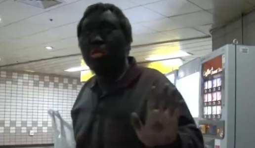 韓國兄妹街頭流浪10年，哥哥每天堅持鞋油塗臉，只因無私的親情