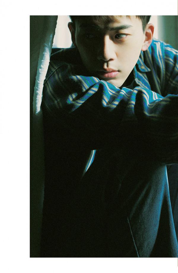 費啟鳴生日寫真文藝滿分 穿條紋衫窗前深思少年感足