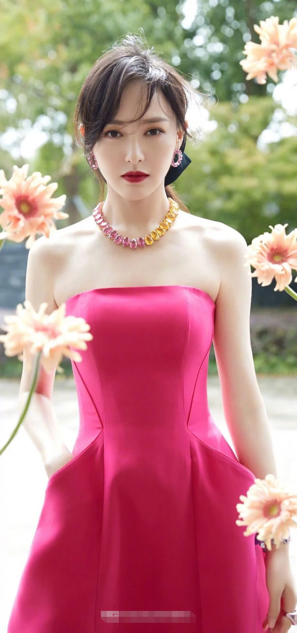 整過牙的女明星，楊冪、楊穎都整過牙，劉濤的牙最貴花費300萬