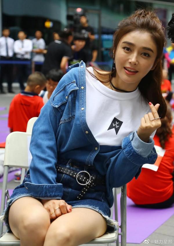 秦嵐～牛仔短褲涼高跟圖