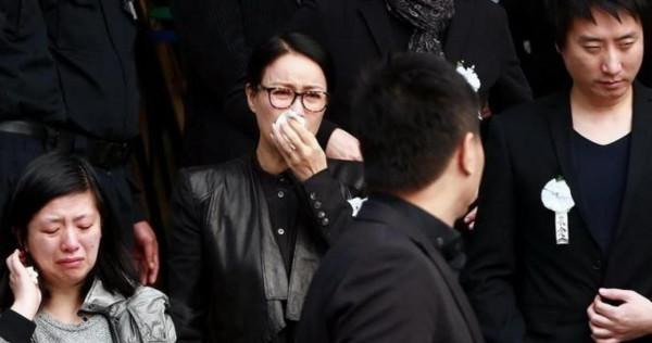 2015年姚貝娜去世，葬禮上那英哭成淚人卻被罵，當年兩人有何恩怨