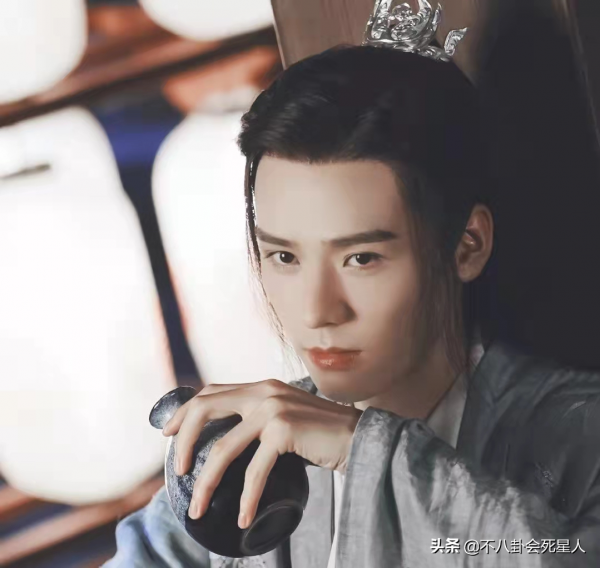 這7位明星，從“背景板”升到“頂流”，僅靠一部劇就完成逆襲