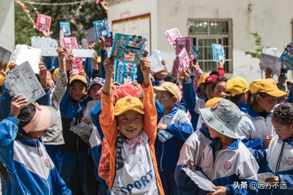 摩旅西藏的路上，我們闖入西藏小學，幹了件麼麼噠的事