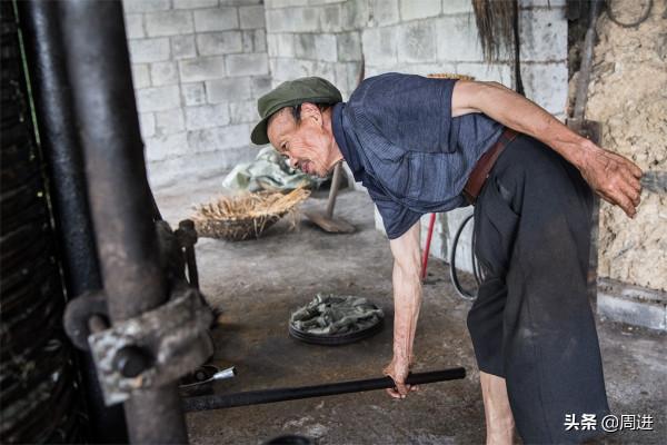 7旬老人的傳統榨坊，人工榨出的菜油比機器榨出的菜油香味更濃