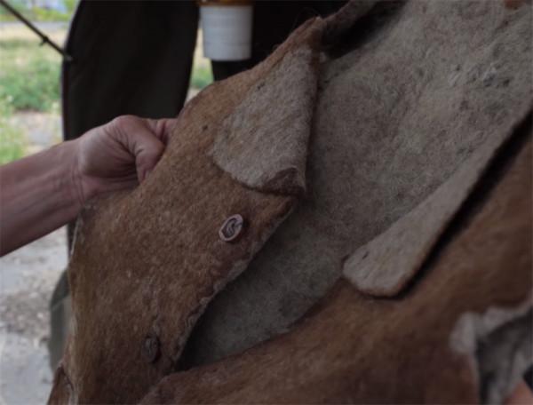 他住在2㎡破舊三輪車中，養4只羊為伴，邊牧羊邊流浪轉眼已過12年