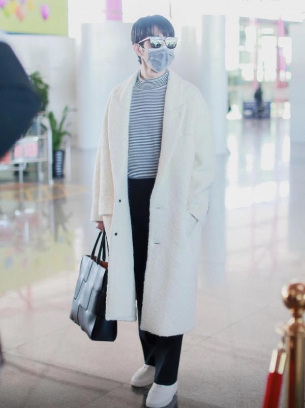 “晴格格”王豔和兒子走機場，打扮低調舒適，沒有豪門闊太的架子