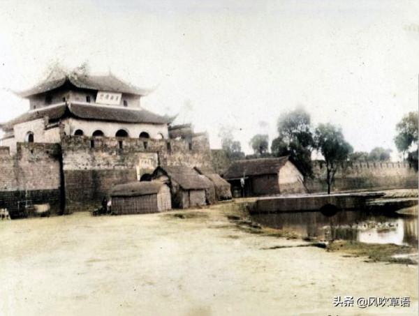 清末時期的武漢漢口，巨人高達兩米二八，街頭挑茶工絡繹不絕