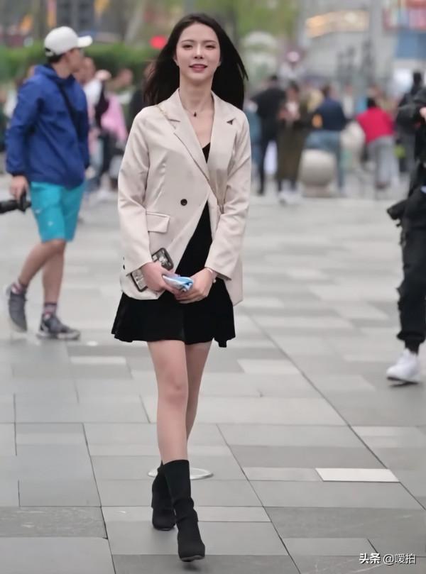 可算是明白了，肉肉腿都愛穿“螺旋毒液靴”，秒變漫畫腿太驚喜