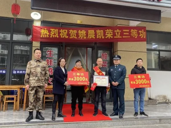 有排面！春節送喜報，軍人家庭最好的&OpenCurlyDoubleQuote;年貨&rdquo;