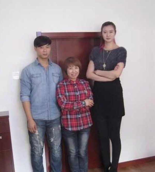 2米女巨人嫁1.8米丈夫，上門作客撞門框，未來婆婆：拆了，換大的