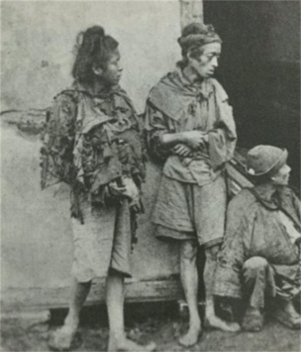 抗戰勝利後，一群不願投降的日軍想要逃回國，結果全成了乞丐