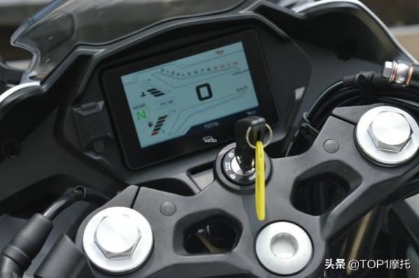 國產小排量雙缸跑車新標杆 QJMOTOR賽350雙碟版實拍 國產小排量雙缸跑車新標杆 QJMOTOR賽350雙碟版實拍