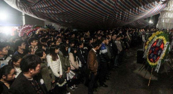 2015年，中學校長莫振高離世，當地花圈售罄，數千人沿街痛哭相送