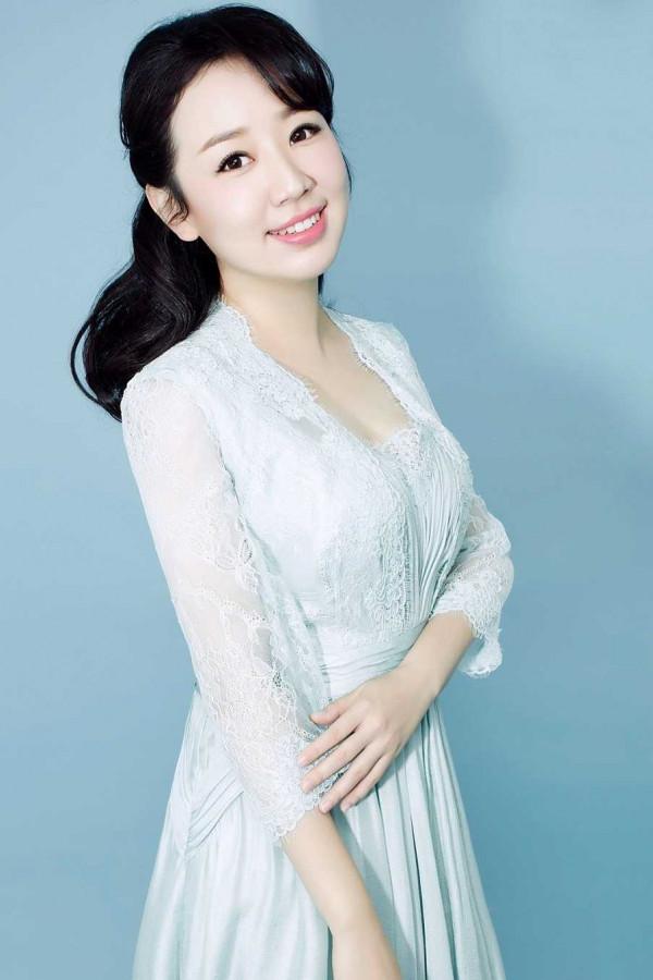 童星關凌曬全家福，自曝與製片人結婚10年，小女兒很像媽媽小時候