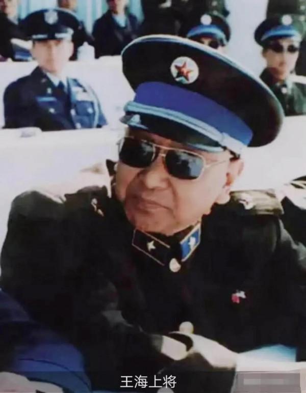 1992年，空軍司令員王海上將因年齡到期離任，誰來接任他的職務？