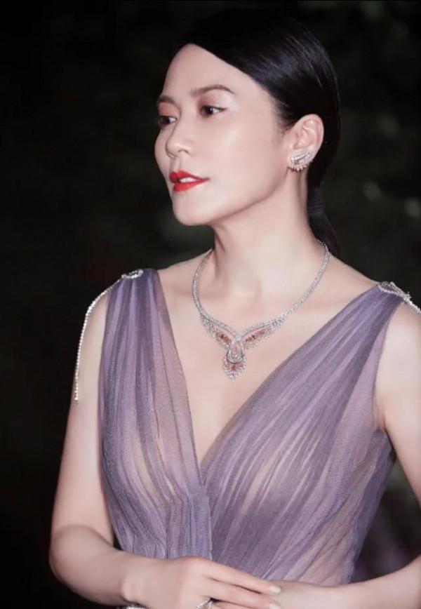 俞飛鴻身輕如燕，踏雪無痕，欣賞雪景太美了