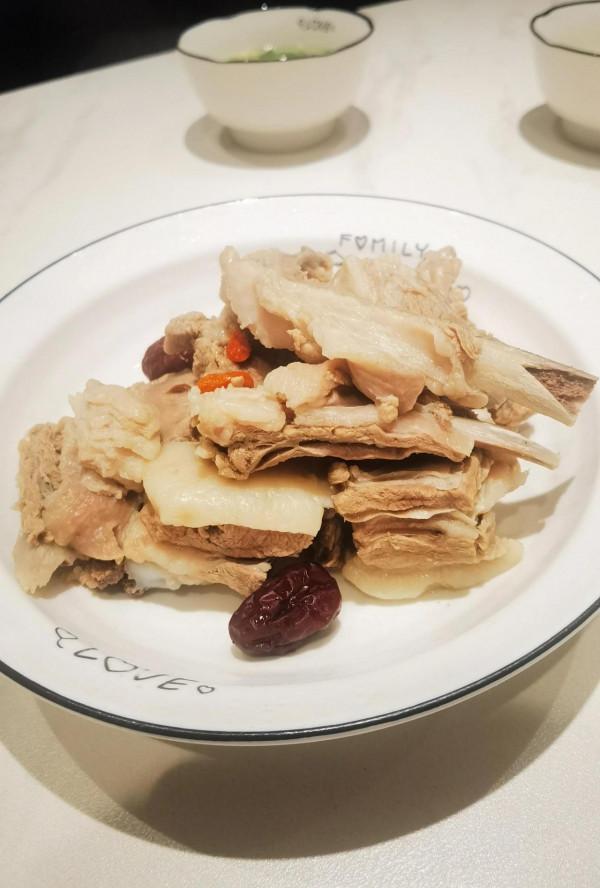 天冷了,讓老婆和女兒吃點羊肉和羊湯,美味 天冷了,讓老婆和女兒吃點羊肉和羊湯,美味