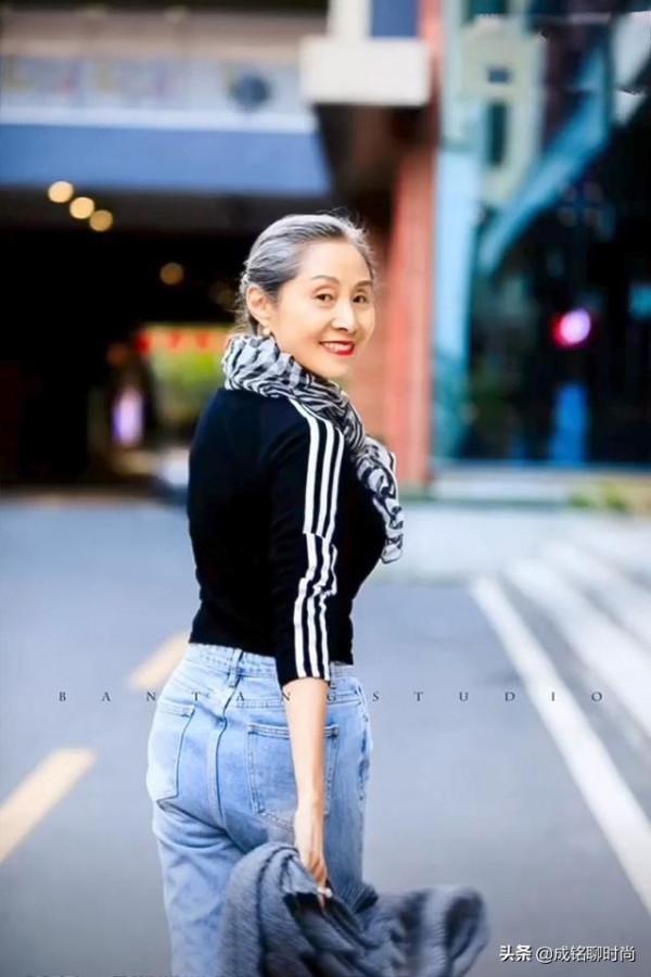 這才是70歲奶奶該有的裝扮,真實自信不做作,時尚穿搭優雅大氣 這才是70歲奶奶該有的裝扮,真實自信不做作,時尚穿搭優雅大氣