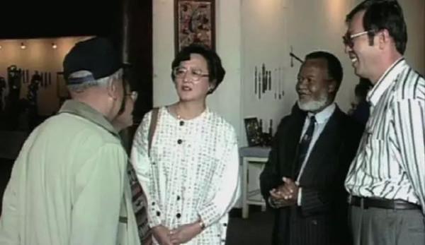 她是開國中將之女，辭去公職，與丈夫在非洲創業，獲中外兩國表彰！