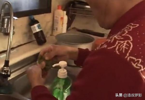 韓國大媽吃洗潔精上癮30年未斷，上廁所都冒泡，醫生卻說身體健康