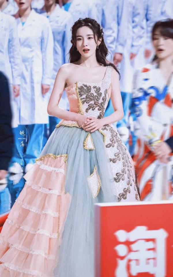 楊冪，不愧是微博粉絲上億的存在，隨便一個動作都很美