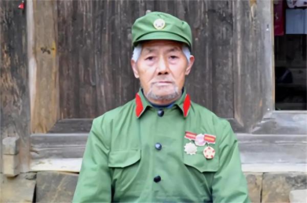 2010年，湖南老農因沒錢給女兒治病，致信政府：我是毛主席警衛