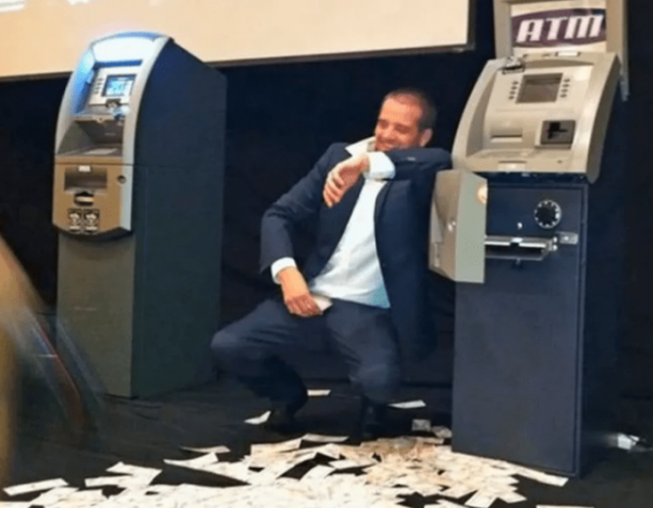 駭客巴納拜:讓ATM吐錢,公開心臟起搏器漏洞前離奇死亡 駭客巴納拜:讓ATM吐錢,公開心臟起搏器漏洞前離奇死亡