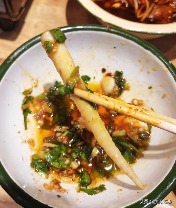 在一個特別不起眼的小衚衕裡,有一家有點像大排檔的6毛涮串 在一個特別不起眼的小衚衕裡,有一家有點像大排檔的6毛涮串