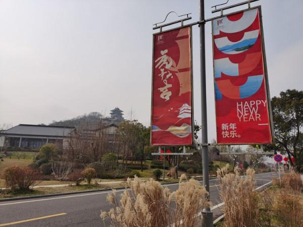 踏青早行人 作者：張鎖龍