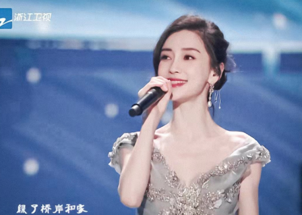 跨年禮服內卷現場：楊冪楊穎拼公主風，關曉彤走國際線，唐嫣貴氣