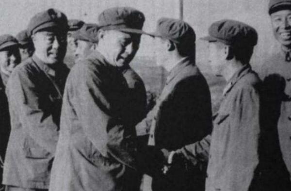 軍區首長視察遼寧時，竟發現糧倉警衛是“犧牲”的戰友，他是誰