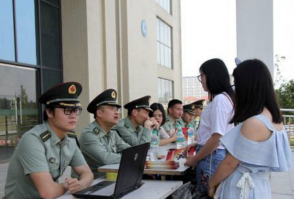 大學生應徵退伍後，選擇公務員編制好，還是50萬退伍費更吃香？