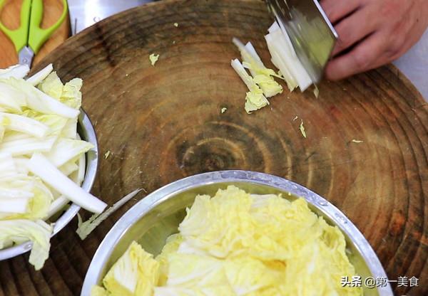 吃不夠的豬肉白菜燉粉條,試試廚師長這個做法,肉片鮮嫩入味 吃不夠的豬肉白菜燉粉條,試試廚師長這個做法,肉片鮮嫩入味