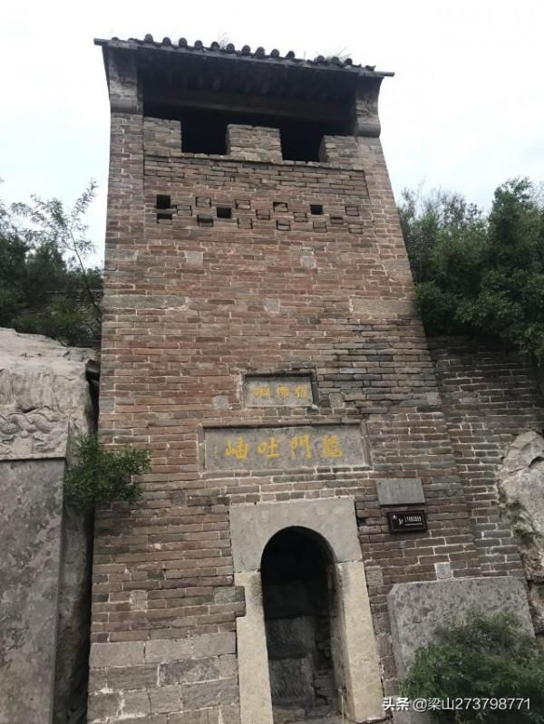 大伾山，大平原上突起的孤峰，寺廟洞閣棋佈，摩崖碑刻林立