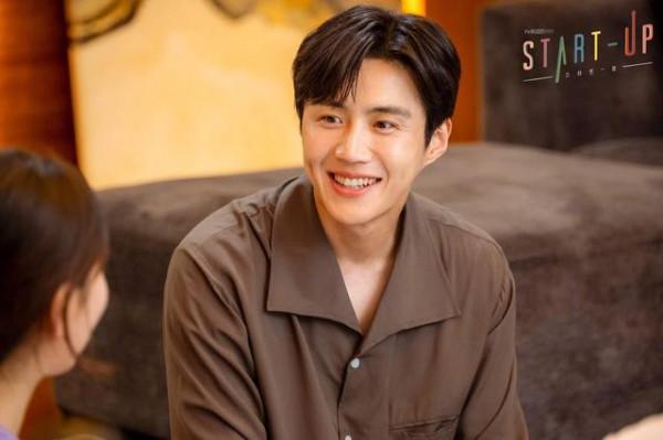 中國粉絲集資百萬為韓國偶像應援,在大廈投屏表白引韓網友嘲笑 中國粉絲集資百萬為韓國偶像應援,在大廈投屏表白引韓網友嘲笑