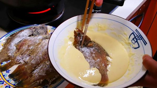 炸魚時，最忌直接下鍋炸，教你正確做法，魚又酥又脆不腥氣，真香