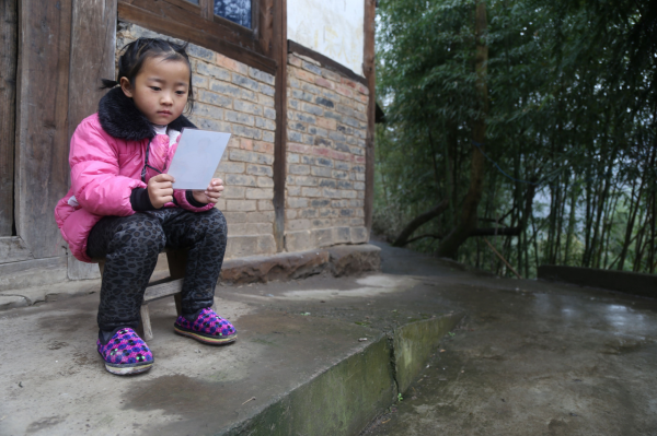 媽失蹤爸坐牢，6歲女孩撐起三代之家，13億人為她點贊加油