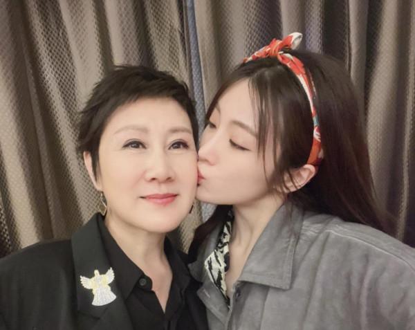 接爛劇本，直播帶貨，強塞子女進組：老戲骨的“風骨”去哪了